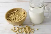「乳糖不耐症」無法喝牛奶怎麼辦？　營養師親揭「5種常見植物奶」：不加這個更健康