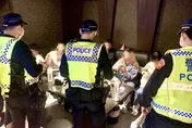 壓制黑幫氣焰新北警連夜封城　掃蕩查獲毒品、通緝犯23人