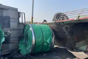 快訊/國道1號聯結車翻覆！鋼捲占據車道…台84線西向匝道暫時封閉