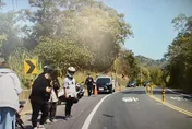 影/貨車過彎衝對向擊落2機車！男大生慘死輪下　女騎士跳車躲過一劫