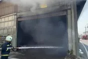 快訊/雲林農用倉庫驚傳祝融！濃煙直竄宛如「飛龍在天」　警消搶救中
