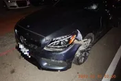 馬路如虎口！大里雞排妹強碰「未減速」賓士車　秒變空中飛人…落地全身骨折