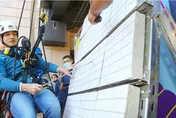 蔣萬安化身「蜘蛛人」　體驗高空繩索作業「眉角」