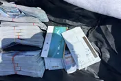 影/贓款147萬來不及帶走？他自撞後棄車「提大包包落跑」　車內還有毒品原料