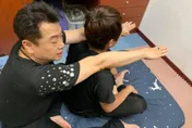無照「少林洗髓整骨大師」！黃炳勳高價整復、直播宣傳　新北衛生局認證「已違法」