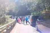 快訊/全線中斷！南橫公路梅山口驚傳落石坍方　旅客受阻待脫困