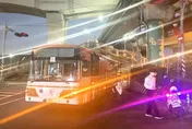 三重公車擦撞機車又撞燈箱　玻璃全碎女乘客臉部濺血