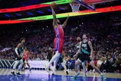 影/奇蹟大逆轉！76人落後21分無懼　恩比德致勝跳投氣走拓荒者
