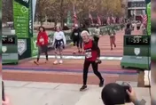 阿嬤超狂！她98歲「不到1小時」跑完5公里馬拉松　2度成世界紀錄保持者
