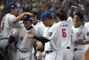 WBC棒球經典賽/感謝中華英雄！球迷半夜擠爆　大喊「建仔、張育成加油」