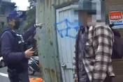 外籍男大白天路邊大喇喇塗鴉　遭警逮一臉無辜辯「我以為可以噴」