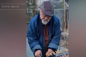 68歲資深男星街頭擺攤！賣烤肉串「價格曝光」遭網罵：奸商？