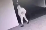 竟把整罈「岳父」拿去丟橋下！狂男跟妻吵架不爽　半夜衝靈骨塔拿先人出氣