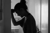 超傻眼！人妻婚後發現婆家竟藏前妻　還和老公「雙人枕頭」