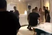綠到崩潰！人夫破門捉姦　驚見老婆與2裸男「多人運動」爆衝突