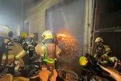 影/毛小孩獲救！台南工廠深夜驚傳大火　消防員勇闖火場救出3隻小狗