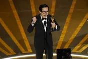 從難民營一路挺進「奧斯卡」！關繼威奪最佳男配角 淚喊：這就是美國夢
