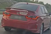 紅色轎車龜速行駛後方車輛全塞爆　靠近一看車尾小紙條「瞬間氣消」