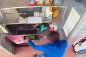 影/3秒偷走5千！男騎小摺見加油站收銀台無人起歹念　全都拿去買醉