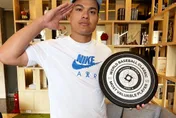 WBC棒球經典賽/敬禮！手捧MVP獎盃　張育成：屬於所有團隊
