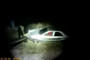 影/未注意漲潮！小客車卡海堤外沙灘嘉義夫婦受困車內　員警與民眾下水搶救