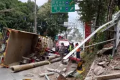 快訊/南投清境吊臂拖板車翻車！　駕駛副駕雙雙受困