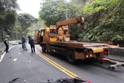 快訊/奪命車禍！新莊機車遭遇大貨車撞擊　20歲騎士當場喪命