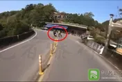 影/ 惡人先告狀！北宜騎士控警攔車打人　「攔檢不停」警PO片打臉