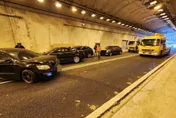 豐原國4隧道碎石散落！　聯結車害4車連環撞、2人受傷