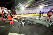 大貨車超過限高撞倒防撞桿　機車騎士遭波及雷殘摔傷