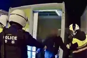可怕！松山彩虹橋男持雙刀揮舞追擊　路人嚇壞狂奔警逮人