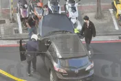獨家/新北街頭爆槍響！通緝犯朝警噴辣椒水　警對空鳴槍逮4人