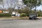 為閃流浪狗！無照男「撞爆變電箱」車頭全毀　害200戶大停電