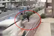影/驚悚畫面曝光！21歲醫科學生遭救護車高速撞擊　當場噴飛路旁身亡