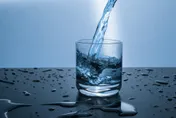 開會「水倒太滿」女秘書遭炒魷魚　公司冷回：該走程序就走