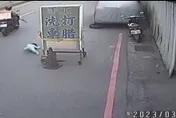 影/恐怖畫面曝！5歲童獨衝馬路被機車撞飛　全網怒了：家長呢！？