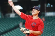 WBC棒球經典賽/張育成回母校練球！大展親和力與學弟妹簽名合照