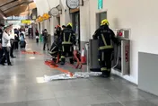 影/乘客嚇壞！花蓮火車站商店街火警　普悠瑪車頂遭波及燒焦