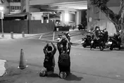 至少3次！「母子下跪舉手」照引1.4萬網友熱議　當地里長這樣說
