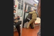影/坐過站！阿伯欲強開地鐵門下車　被同車乘客合力拖走