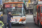 快訊/三重公車「擊落」轎車！擋風玻璃碎成蜘蛛網狀　3傷送醫搶救