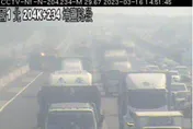 快訊/國1北向埔鹽路段驚傳車禍！貨車側躺車道後方回堵塞爆