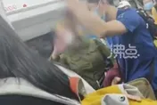 影/不滿搭地鐵沒位置坐！軍服醉女暴揍男乘客...怒譙：男人都必須站著