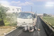 影/鄉間小路會車釀禍！台東小貨車迎面「擊落」機車　嫩妹騎士安全帽飛脫倒地送醫