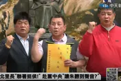影/新北市29區里長衝國民黨中央黨部！找朱立倫遞連署「徵召侯友宜」