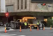 影/轎車警局門口撞翻貨車加速肇逃　警找來駕駛竟掰超瞎理由