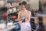 挨罰！「超正炒飯妹」熱炒店遭抓包占用人行道　樹林警方開單了