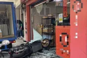 快訊/影片曝光！機車騎未熄火騎士誤催油門　暴衝撞進商店玻璃門碎裂