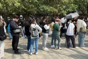 影/BLACKPINK要來了！粉絲夜排搶買限量周邊　演唱會現場畫面曝光