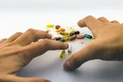 長年狂吞止痛藥！關節痛竟變成「末期慢性腎臟病」　醫：1藥能降風險